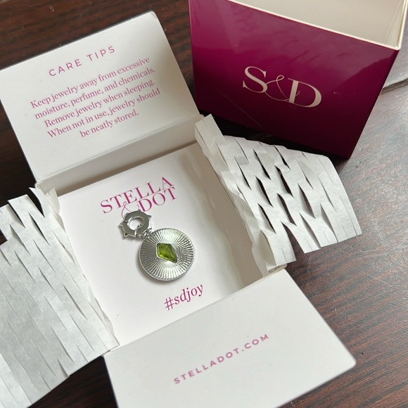 STELLA&DOT Power stone medallion, August - Picture 1 of 8